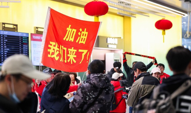 低调看直播-高清图集：U23国足凯旋，众多球迷现场接机